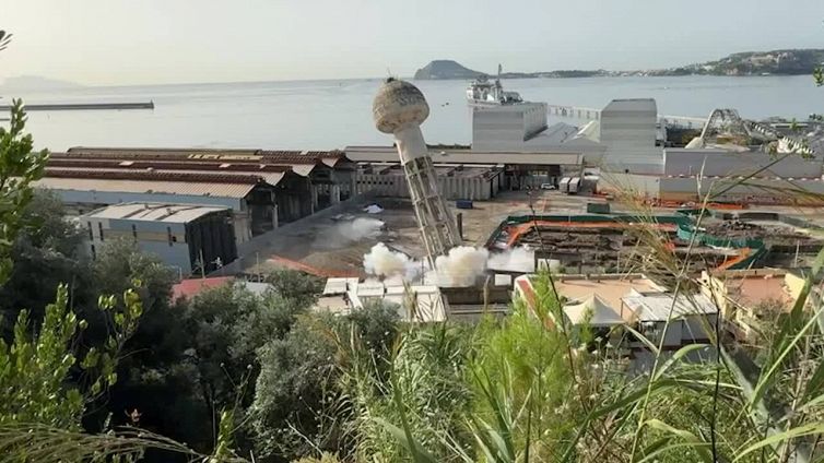 Pozzuoli, serbatoio in area industriale abbattuto con dinamite