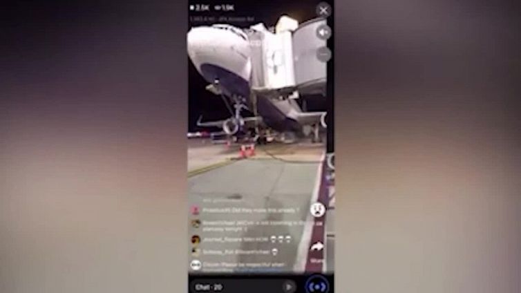 Paura sulla pista: l'aereo si ribalta sulla coda