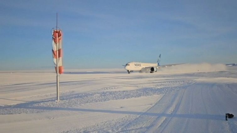 Lo spettacolare atterraggio del Boeing sul ghiaccio