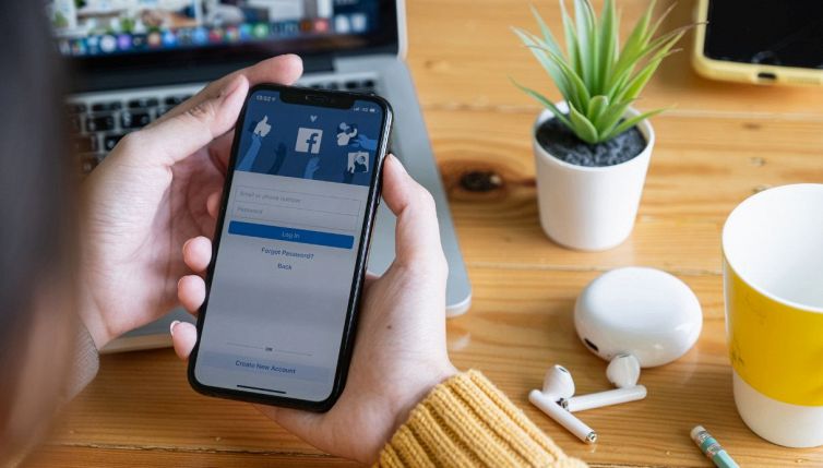 Facebook diventa a pagamento per tutti o è una fake news?