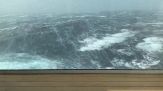 Terrore a bordo: le onde della tempesta investono la nave da crociera