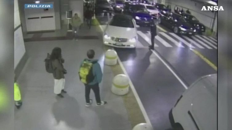 Follia in stazione: guardia lo rimprovera, lui la investe con l'auto
