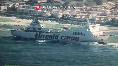 Onde da paura, la nave si incaglia: le operazioni di salvataggio