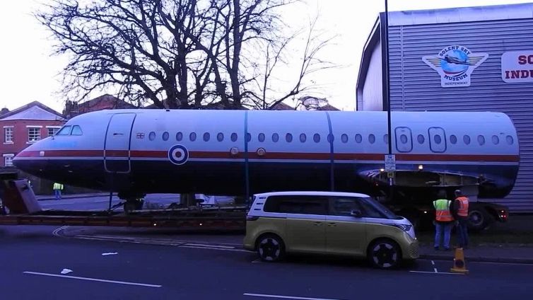 Cosa ci fa un aereo in giro per la città?