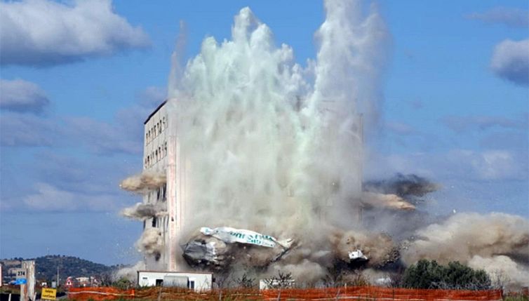 La spettacolare demolizione dell'ecomostro della 'ndrangheta