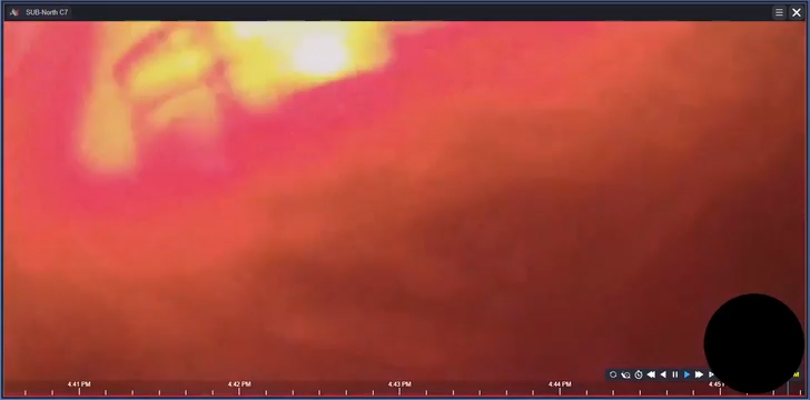 La tempesta di neve investe la centrale elettrica: scoppia palla di fuoco