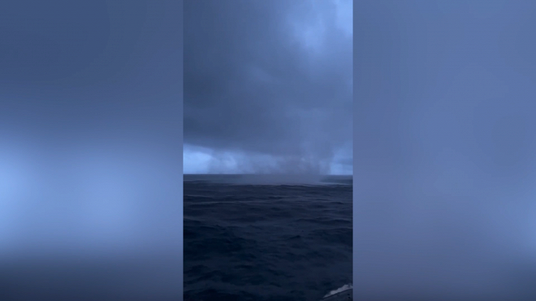 La tromba marina travolge la nave da crociera: l'effetto è da paura