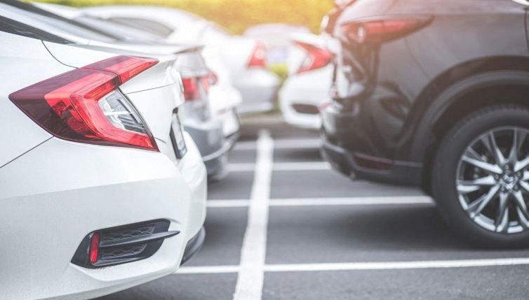 Attenzione alla truffa dell'adesivo sulle auto: come difendersi