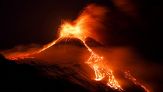 L’eruzione dell’Etna è spettacolare: allarme rosso per aeroporti