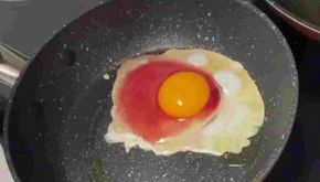 Mangia un uovo rosso sangue e finisce in ospedale: orrore nel piatto