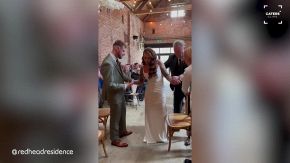 Arriva in sedia a rotelle al matrimonio: poi l'incredibile sorpresa