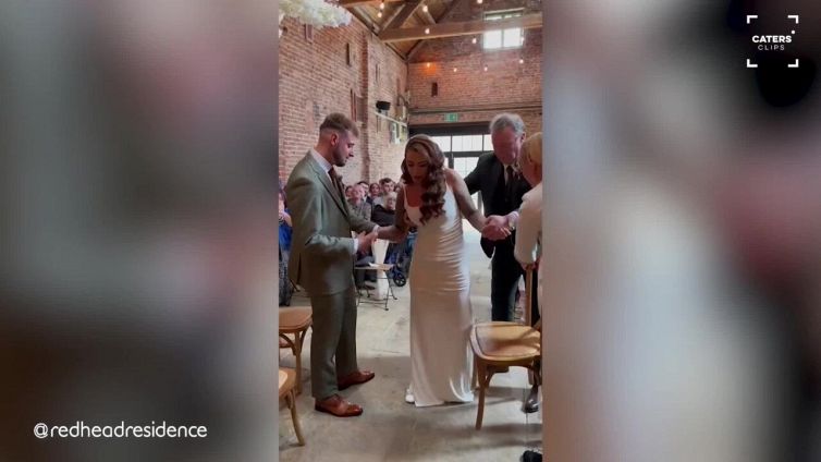 Arriva in sedia a rotelle al matrimonio: poi l'incredibile sorpresa