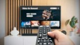 Rivoluzione per i telecomandi della TV: l’AgCom cambia tutto