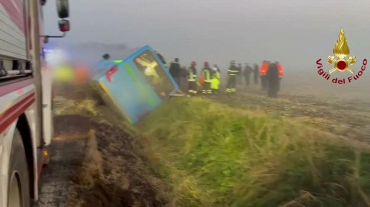 Bus di linea esce di strada e si ribalta: 15 feriti nel Pavese