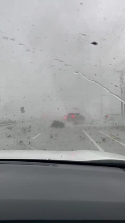 Il tornado solleva l'auto e la ribalta