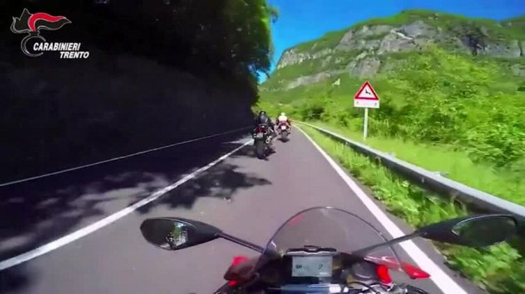 In moto a 230 all'ora in Val di Cembra. Denunciati dai Carabinieri