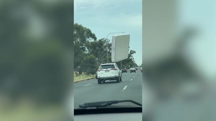 Panico in autostrada: materasso vola tra le corsie