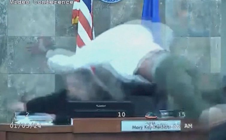 Follia in tribunale: imputato si lancia addosso al giudice