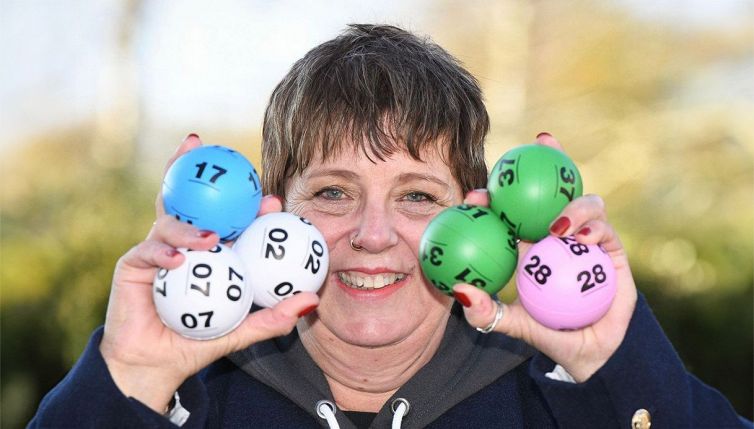 Vince un milione mentre è ricoverata, poi fa un gesto incredibile per la sua migliore amica