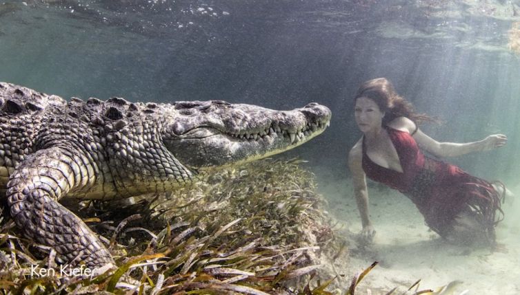 Le modelle sfidano un coccodrillo: ecco cosa succede