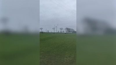 La tempesta è devastante: la pala eolica va in pezzi