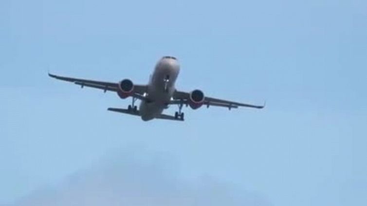 Vento in pista: l'aereo rimbalza e fallisce l'atterraggio