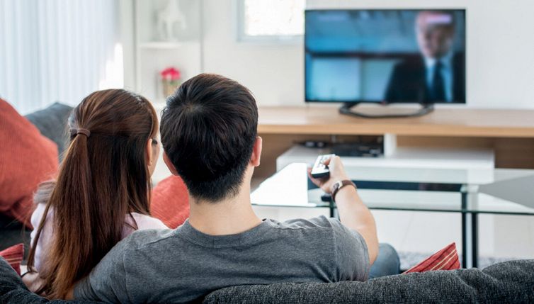 Distanza giusta tra televisore e divano: come si calcola