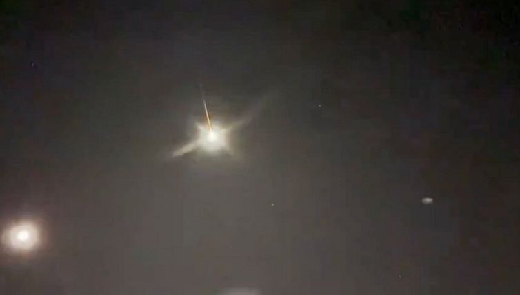 Asteroide sopra Berlino: il video della scia di fuoco fa il giro del web, ma è vero?