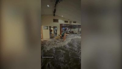 Onde da paura: l'acqua invade il ristorante