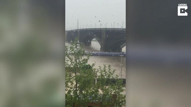 Il timoniere sbaglia i calcoli: nave si schianta sul ponte
