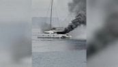 Barca in fiamme: traffico bloccato nel porto, fumo nero nel cielo