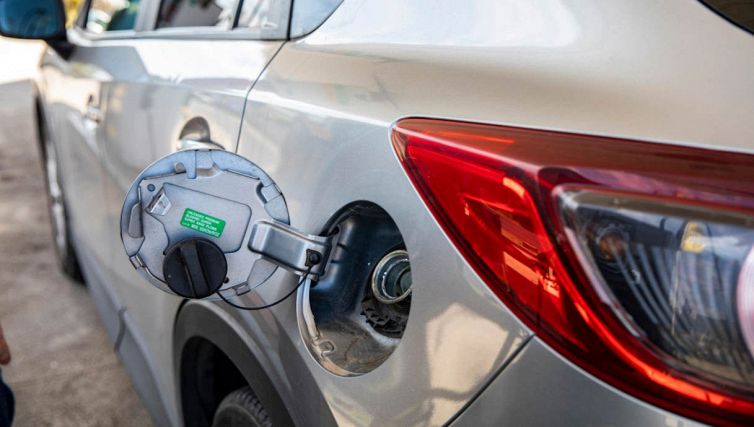 Cosa succede se mettiamo acqua o zucchero nel serbatoio del carburante?