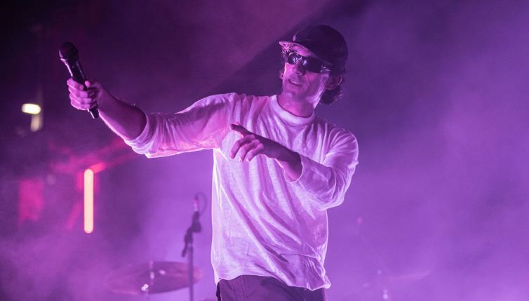 Chi è Bresh: il rapper che duetta con Emma, i Pinguini Tattici Nucleari e Fabri Fibra