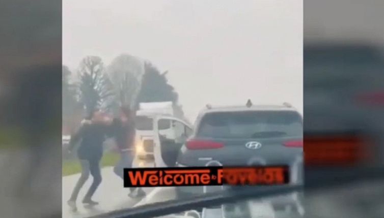 Rissa tra automobilisti in strada, il tir li sfiora