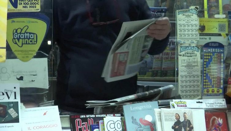 Giovanni, edicolante a Bolzano che lavora tutti i giorni da 36 anni: la storia incredibile