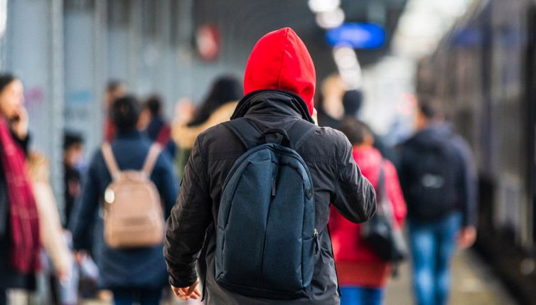 Truffa dei vestiti sporchi in stazione: come operano le bande della vernice e come difendersi