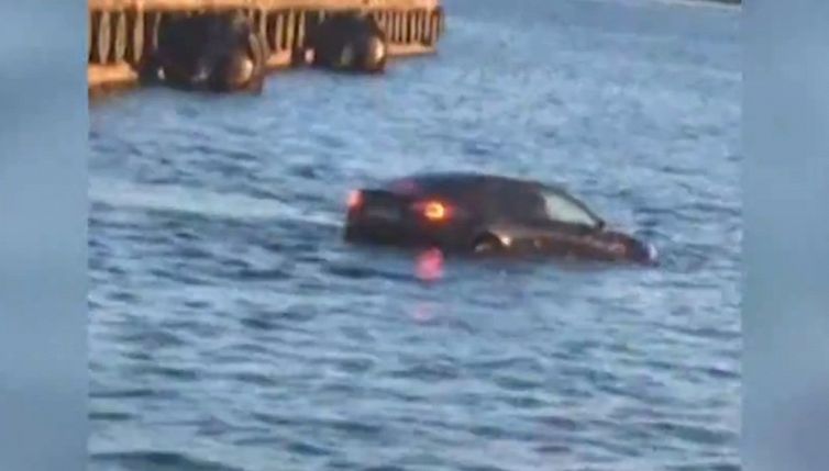 Una Tesla finisce nel fiordo di Oslo, salvati da una sauna galleggiante