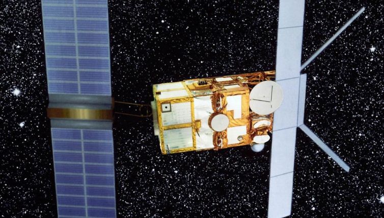 Satellite verso la Terra, schianto imminente: cosa rischiamo