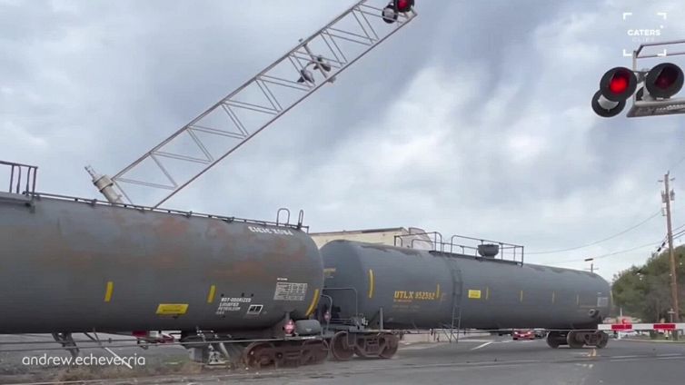 Treno deraglia: disastro al passaggio a livello