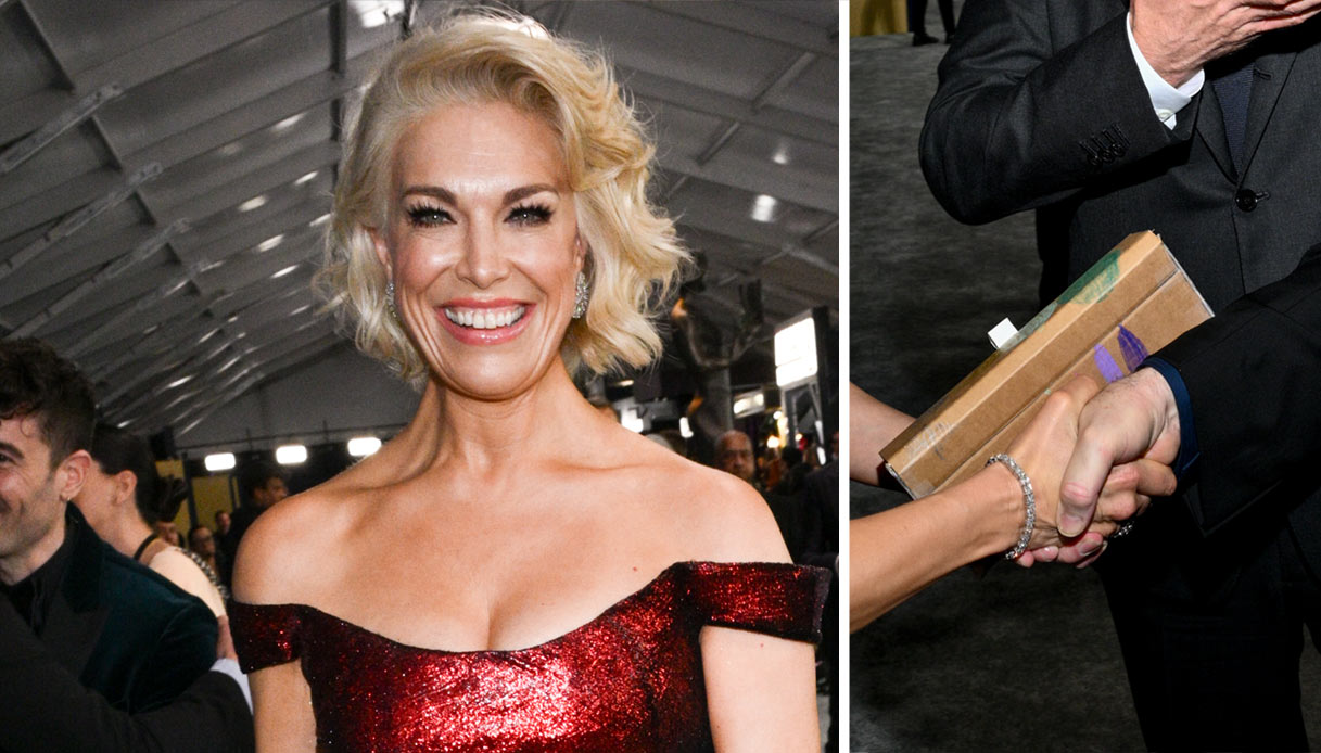 Hannah Waddingham ai Sag Awards con la pochette in cartone della figlia