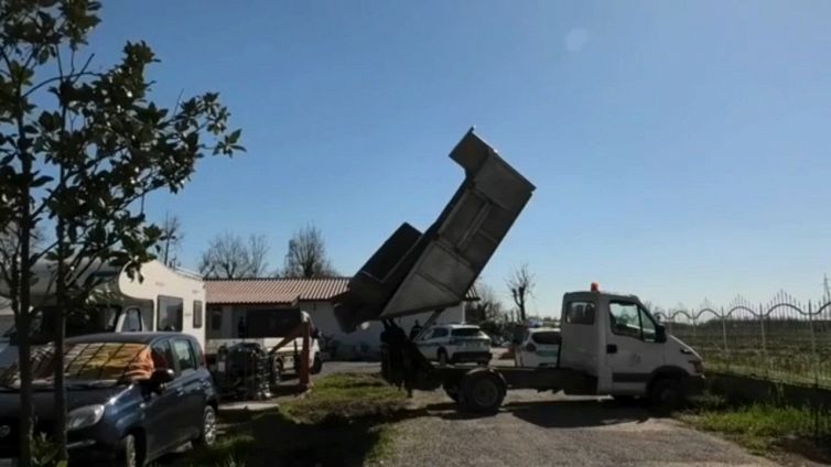 Abbandonano divani, la polizia glieli riporta a casa e lo multa