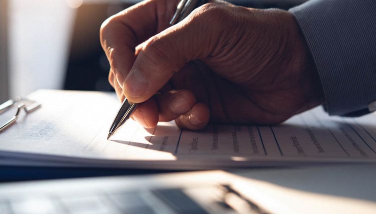 Nella firma si mette prima il nome o il cognome?