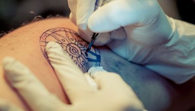 Cosa contiene davvero l'inchiostro dei tatuaggi: lo studio sulle sostanze nascoste