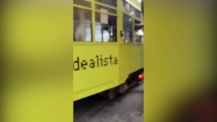 Paura in città: bisarca sfonda finestrino del tram