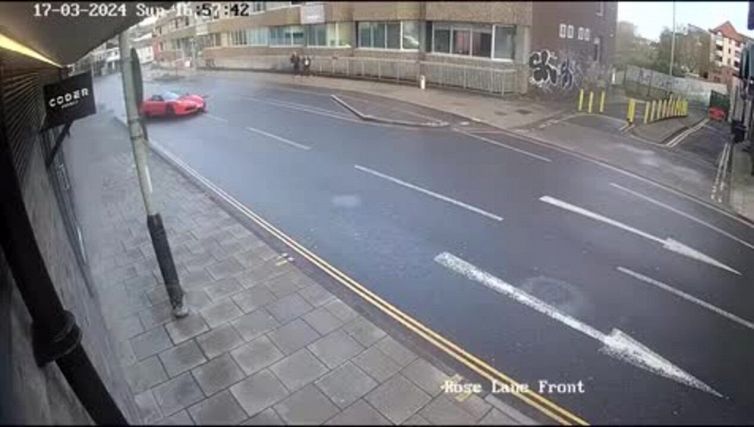 Evade dai domiciliari e si schianta con Ferrari da 150mila euro