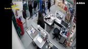 Tenta rapina a mano armata in un supermercato, un finanziere lo blocca