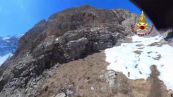 Escursionisti bloccati in montagna: lo spettacolare salvataggio con l'elicottero