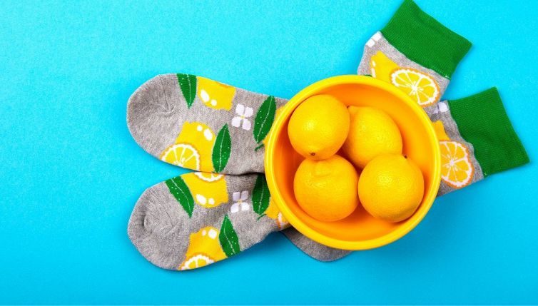 Mezzo limone in un calzino per il bucato profumato: il trucco è davvero incredibile