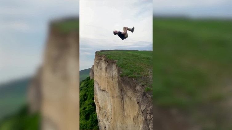 Salto mortale da brividi: il ragazzo cade dalla scogliera?