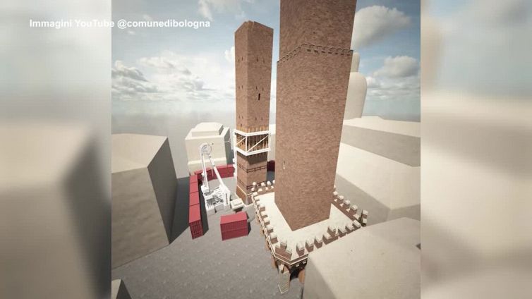 Bologna, la Garisenda in sicurezza con i tralicci usati per la Torre di Pisa